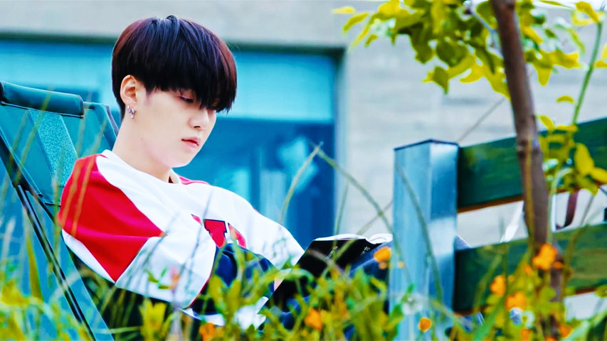 BTS in the soop : SUGA relaxing while reading a book 