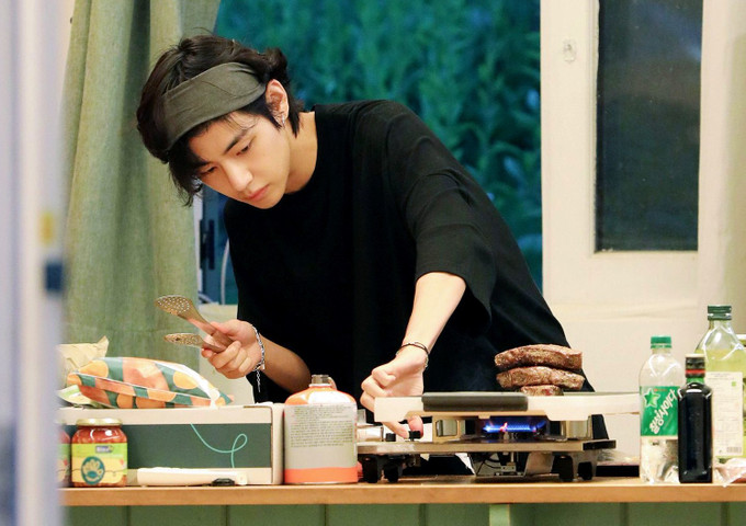 BTS in the soop : V in kitchen showing his cooking skills