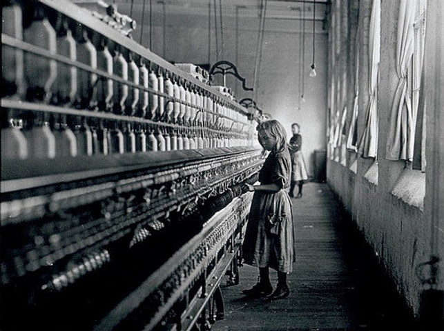 Famous historical photos: 4- Cotton Mill Girl By Lewis Hine