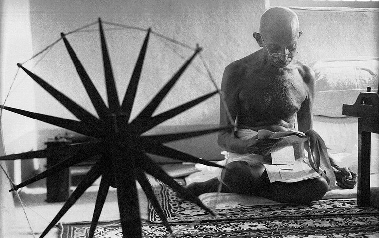Famous historical photos: 7- Gandhi and the spinning wheel by Margaret Bourke-White