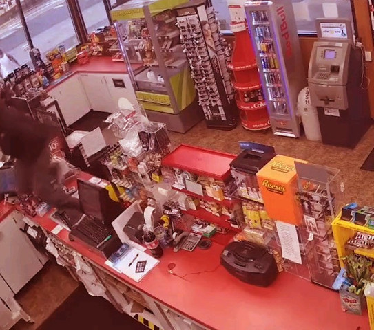 Customers rob store of the store clerk who passes out