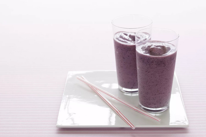A refreshing blueberry kale smoothie