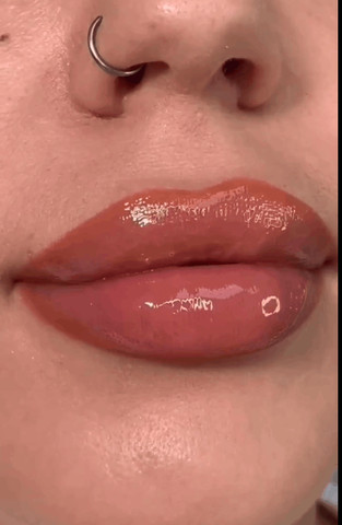  How to apply lip gloss correctly