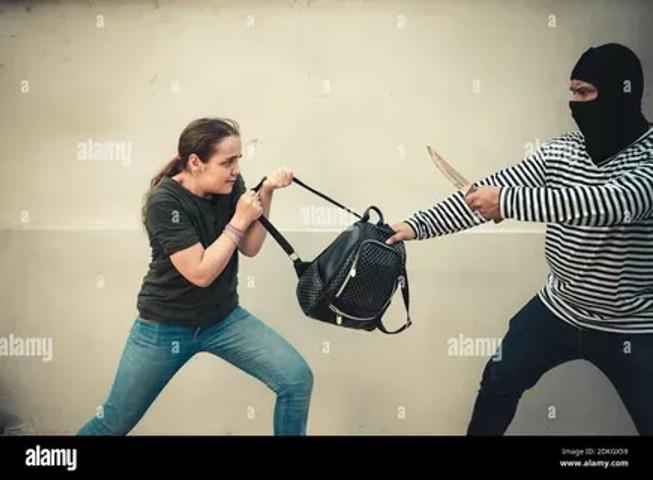 woman Fighting  with thief!!!!!!!!