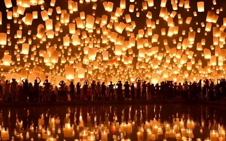 Thailand - releasing lanterns!!!!!!!!!
