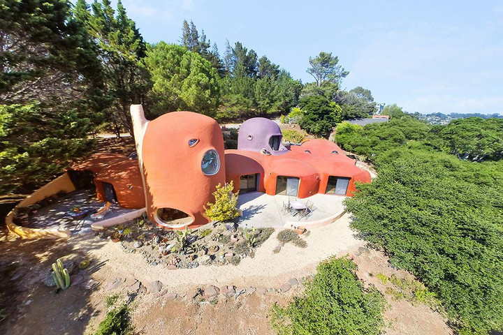 The Odd houses in the world-Flintstones house