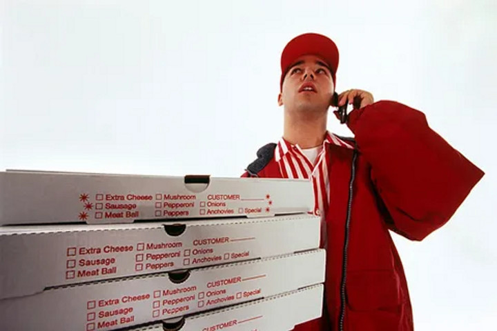 pizza delivery guy stopped robbers!!!!!