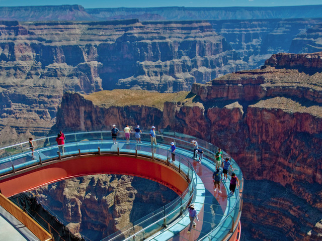 Thrilling glass bridge- 2.	Grand canyon skywalk