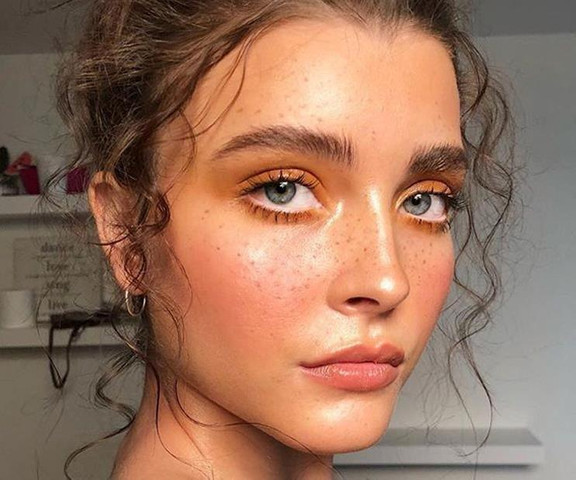 Makeup trends in 2023- Faux freckles