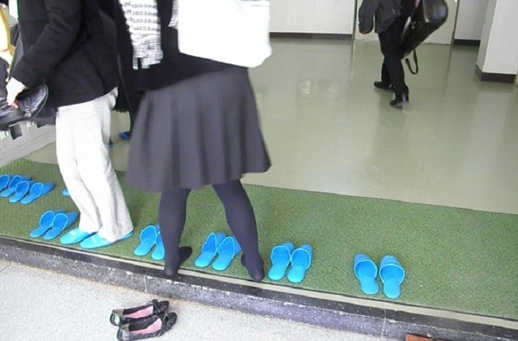 Crazy traditions in Japan- Wear slippers instead of shoes