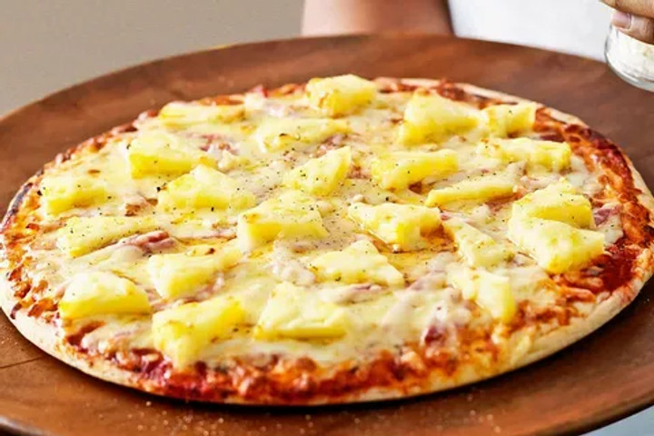 Weirdest food combinations: Pizza with pineapple