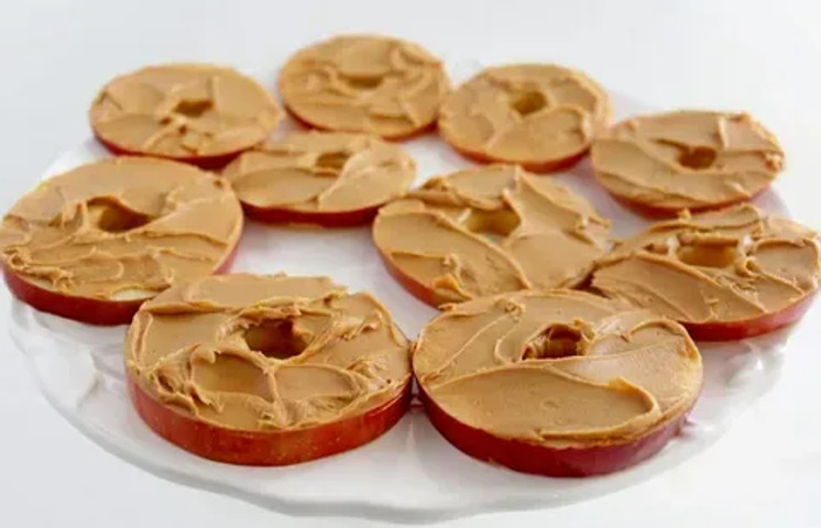 HEALTHIEST AND TASTIEST SNACKS: Apple slices with almond butter