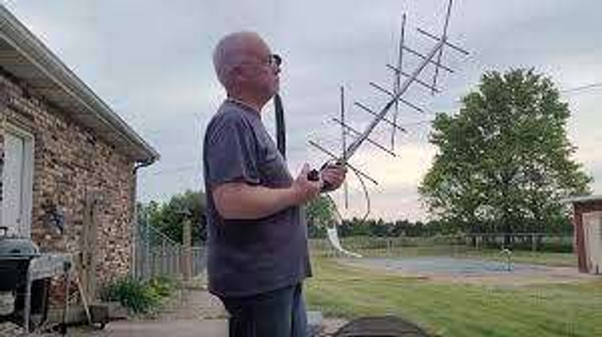 Guy builds own radio makes contact with Astronauts