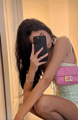 Mirror selfie poses