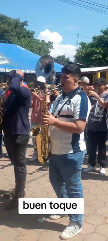 Tocando con la Banda