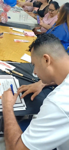 Aquí estoy firmando los diplomas de Graduación 