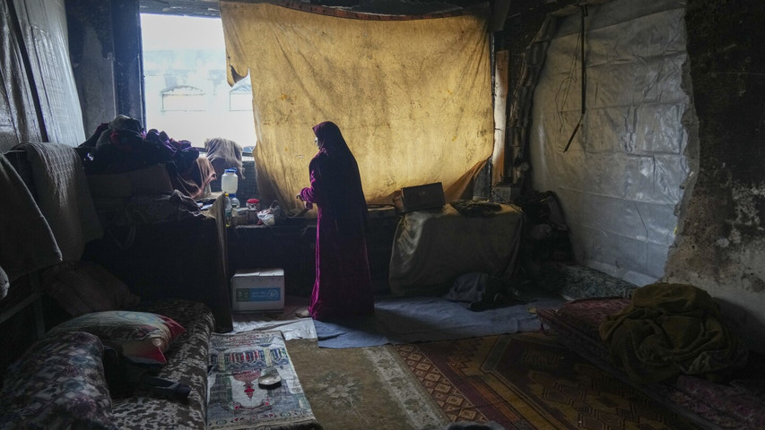 AP PHOTOS: Returning Palestinians try to make their shattered houses homes again