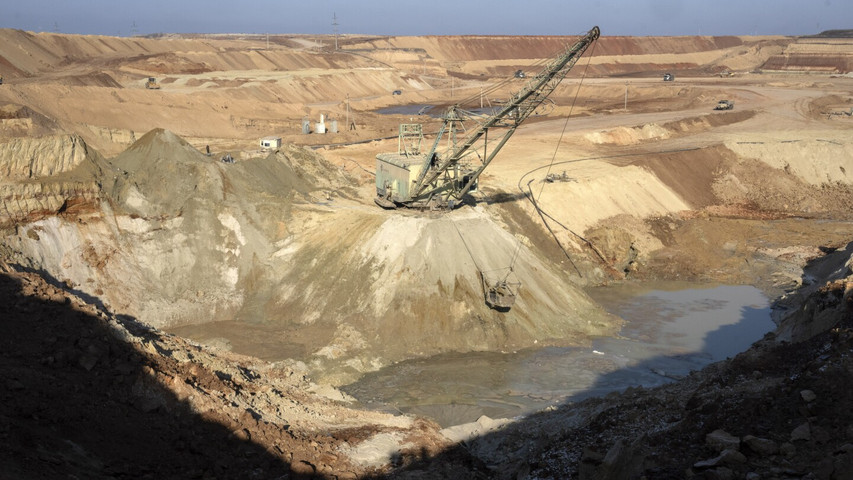Ukraine will send a team to the US next week for talks on a new draft mineral deal