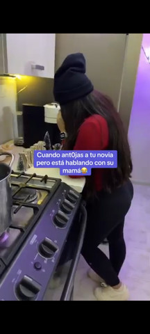 Activa el vibrador cuando la novia esta ablando  por celular