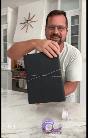  Gifts in bags give the Shrimp Resting Gift Face